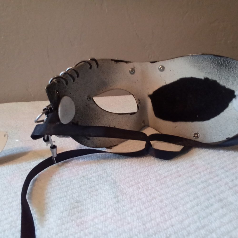 Mask - Picture 2 of 5